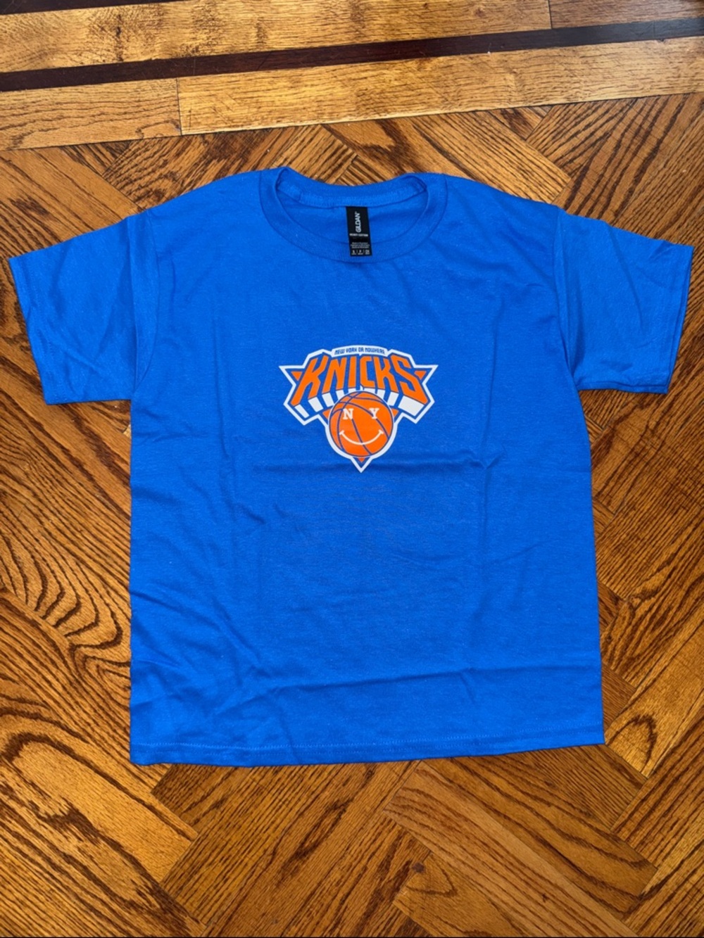Kids boys size small 6-8y NY Knicks smiley  basketball tee shirt